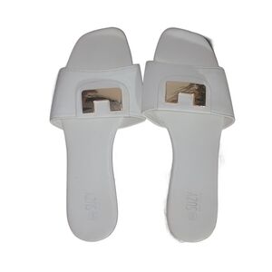 Suzy Shier White Gold Toned Accent Slide Sandals 9